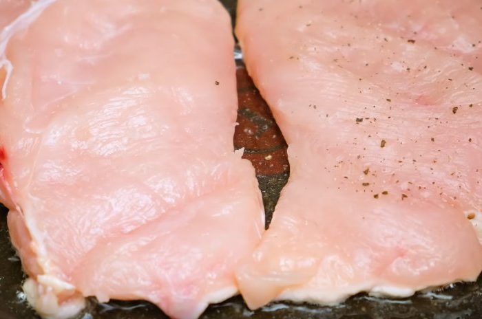 Салат Цезарь с курицей и сухариками в домашних условиях