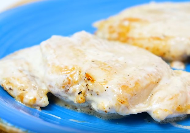 Салат Цезарь с курицей и сухариками в домашних условиях