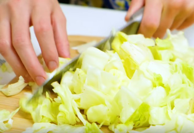 Салат Цезарь с курицей и сухариками в домашних условиях