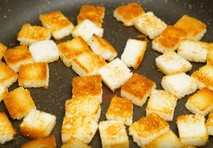 Салат Цезарь с курицей и сухариками в домашних условиях