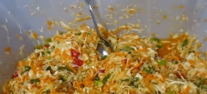 Салат: капуста, перец, морковь, лук, масло растительное, уксус