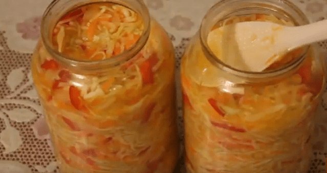 Салат: капуста, перец, морковь, лук, масло растительное, уксус