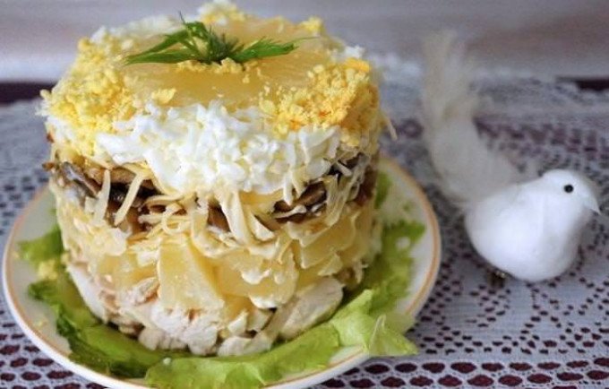 Салат з ананасами і грибами — 10 чудових рецептів
