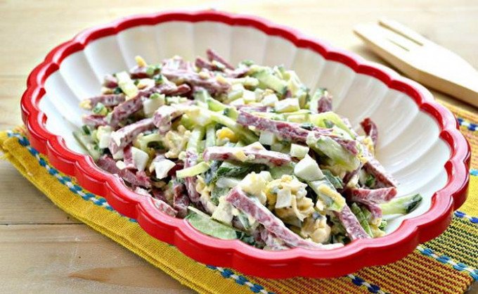 Салат з копченим сиром — прості рецепти приготування
