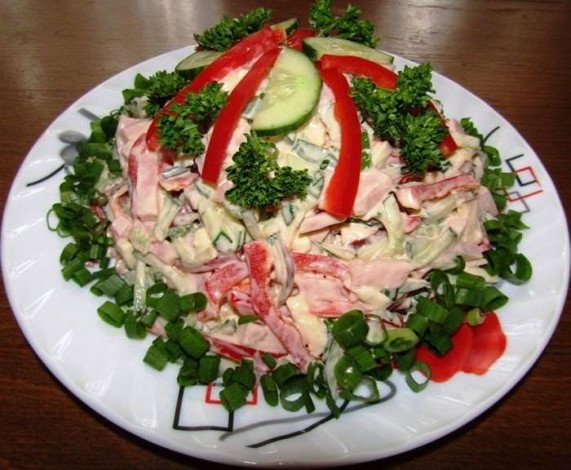 Салат з копченим сиром — прості рецепти приготування