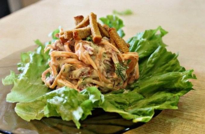 Салат з копченим сиром — прості рецепти приготування