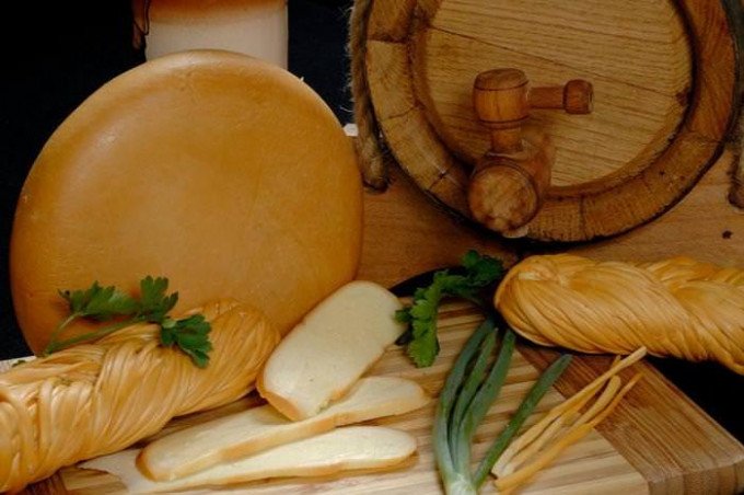 Салат з копченим сиром — прості рецепти приготування