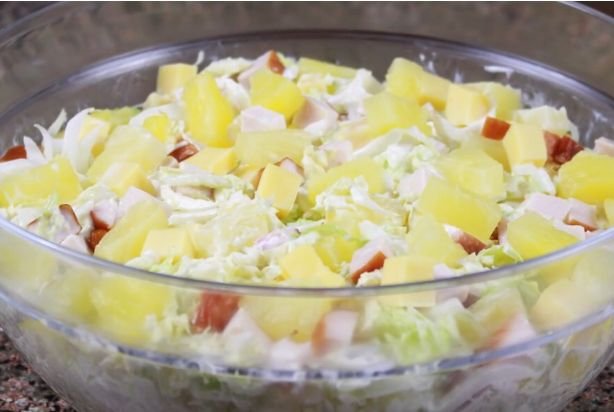 Салат с копченой курицей и ананасами - 9 очень вкусных классических  рецептов 