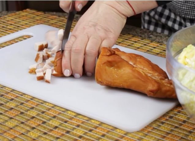 Салат с копченой курицей и ананасами - 9 очень вкусных классических  рецептов 