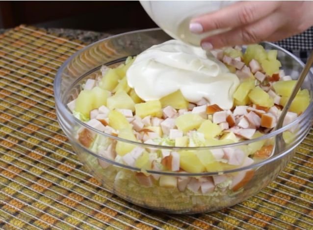 Салат с копченой курицей и ананасами - 9 очень вкусных классических  рецептов 