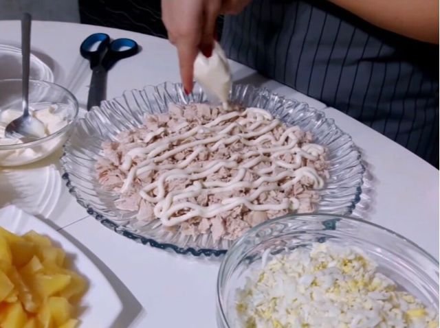 Салат с копченой курицей и ананасами - 9 очень вкусных классических  рецептов 