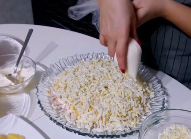 Салат с копченой курицей и ананасами - 9 очень вкусных классических  рецептов 