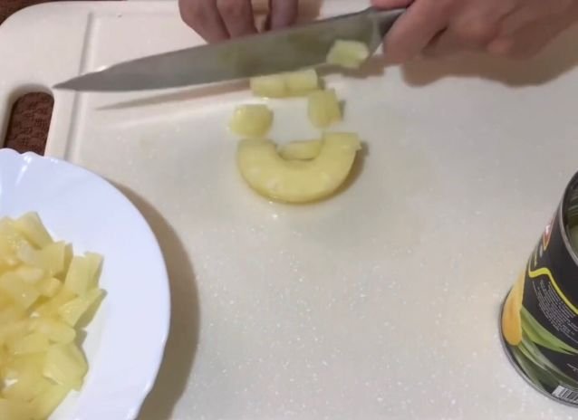 Салат с копченой курицей и ананасами - 9 очень вкусных классических  рецептов 