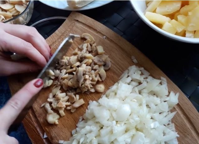 Салат с копченой курицей и ананасами - 9 очень вкусных классических  рецептов 