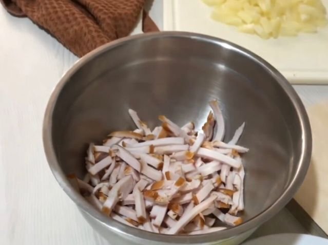 Салат с копченой курицей и ананасами - 9 очень вкусных классических  рецептов 