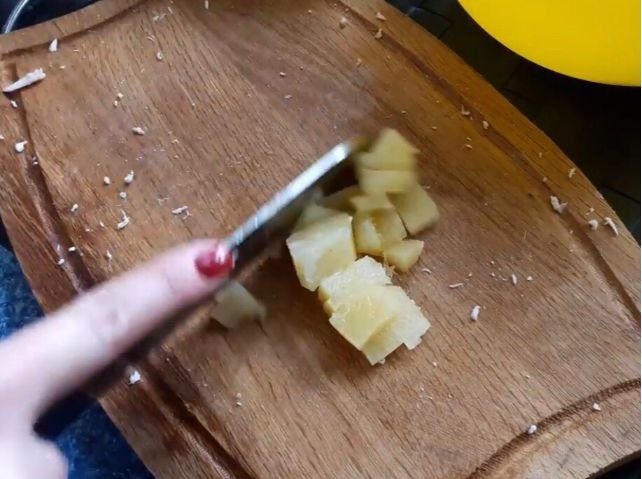 Салат с копченой курицей и ананасами - 9 очень вкусных классических  рецептов 