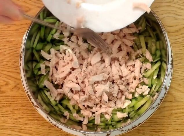 Салат с копченой курицей и ананасами - 9 очень вкусных классических  рецептов 