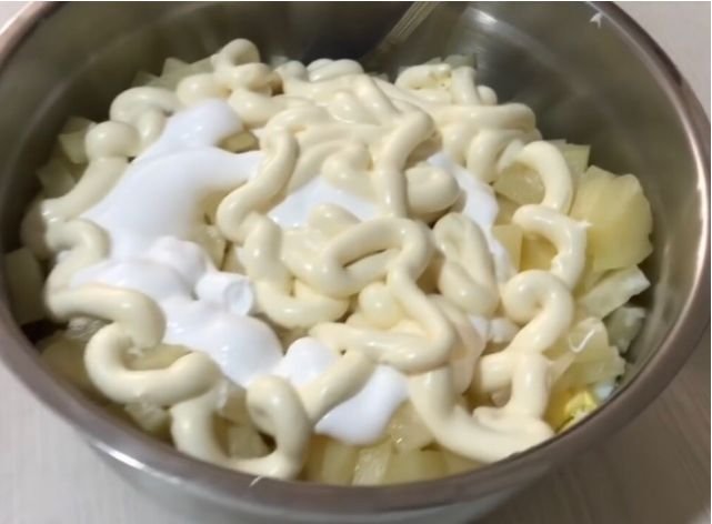 Салат с копченой курицей и ананасами - 9 очень вкусных классических  рецептов 