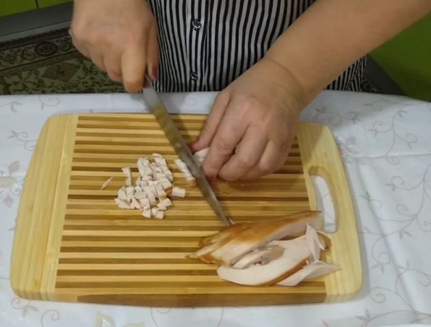 Салат с копченой курицей и ананасами - 9 очень вкусных классических  рецептов 