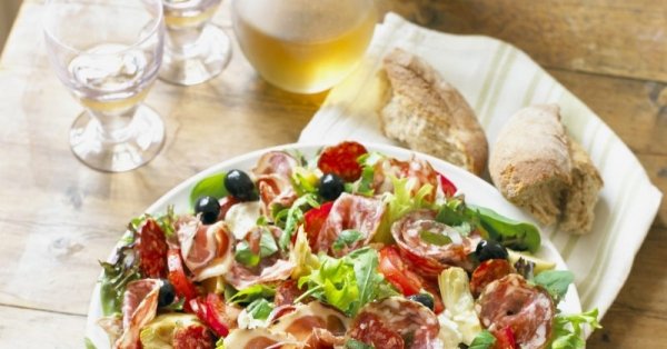 Салат з ковбасним сиром – 8 простих і смачних рецептів