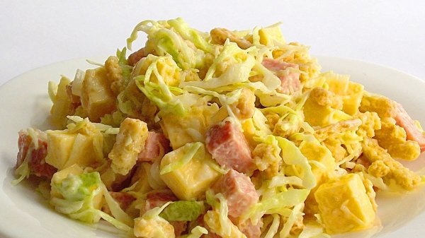 Салат з ковбасним сиром – 8 простих і смачних рецептів
