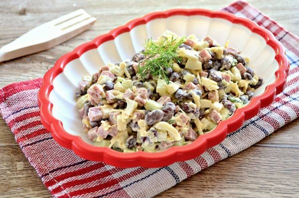 Салат з ковбасним сиром – 8 простих і смачних рецептів