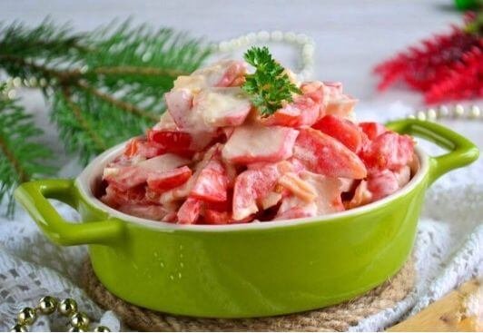 Смачні рецепти салатів з крабовими паличками та помідорами для вас