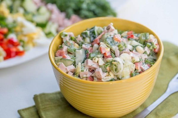 Салат з кукурудзою і ковбасою – 7 простих і смачних рецептів