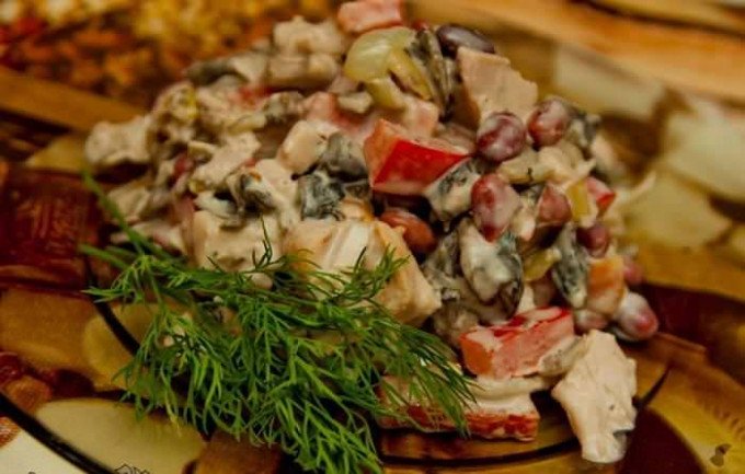 Салат з квасолею і ковбасою — смачні рецепти