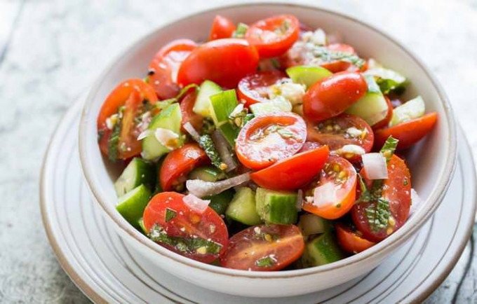 Салат з огірків — 9 швидких рецептів