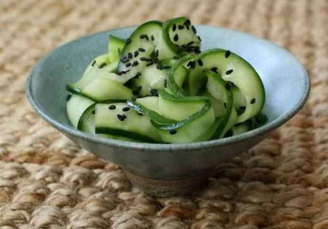 Салат з огірків — 9 швидких рецептів