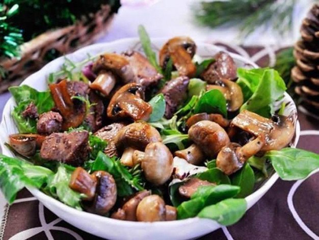 Салат з печінкою і грибами — ситні рецепти приготування