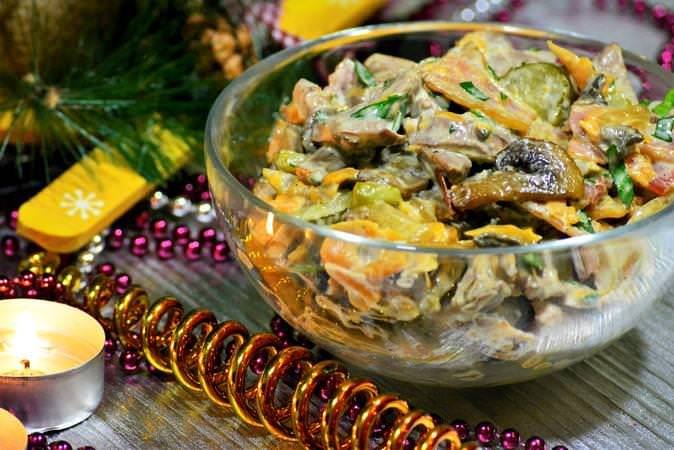 Салат з печінкою і грибами — ситні рецепти приготування