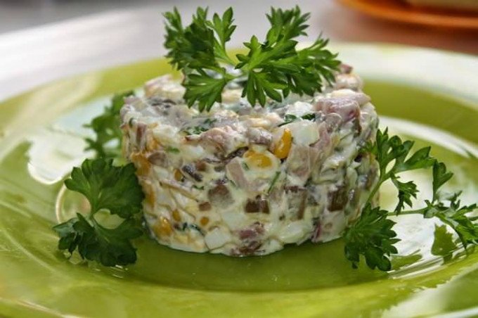 Салат з шинкою і сиром — 12 покрокових рецептів приготування