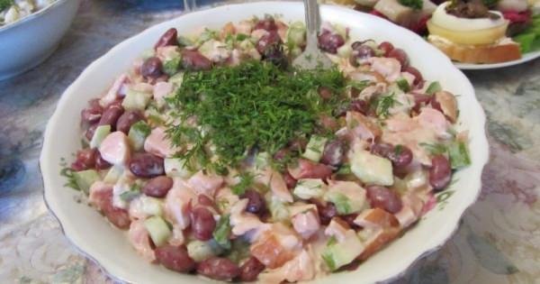 Салат з сухарикими і копченою ковбасою – 7 рецептів