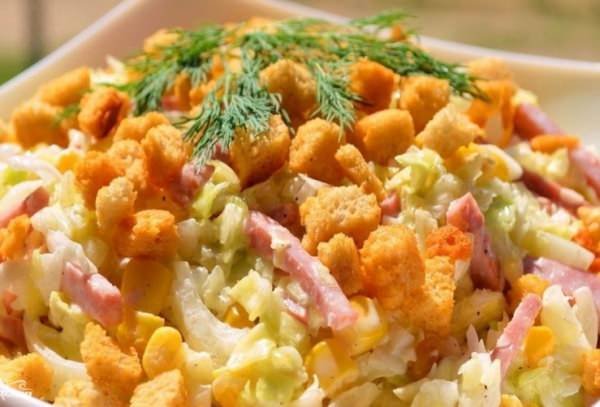 Салат з сухарикими і копченою ковбасою – 7 рецептів