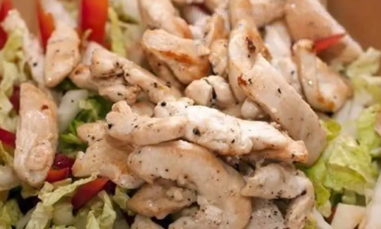 Салаты с куриной грудкой: Топ 9 самых востребованных рецептов