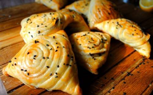 Самса домашняя из слоеного теста с мясом или фаршем. 5 пошаговых рецептов приготовления