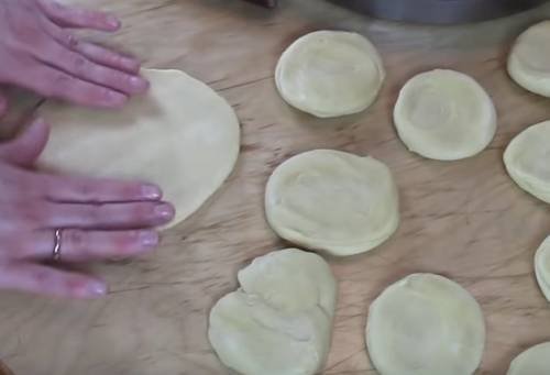 Самса домашняя из слоеного теста с мясом или фаршем. 5 пошаговых рецептов приготовления