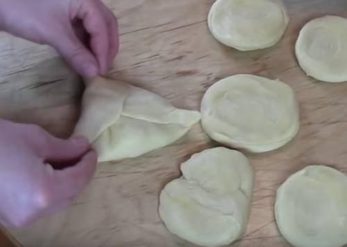 Самса домашняя из слоеного теста с мясом или фаршем. 5 пошаговых рецептов приготовления