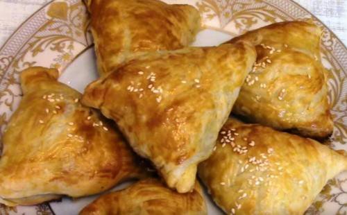 Самса домашняя из слоеного теста с мясом или фаршем. 5 пошаговых рецептов приготовления