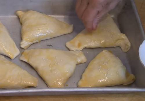Самса домашняя из слоеного теста с мясом или фаршем. 5 пошаговых рецептов приготовления