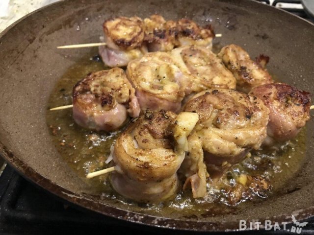 Шашлик на сковороді з курки на шпажках