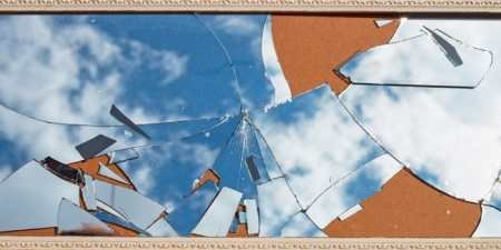 Що робити, якщо розбилося дзеркало — прикмети та поради