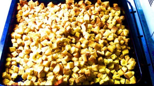 Сухарики з білого хліба в духовці – 7 смачних рецептів