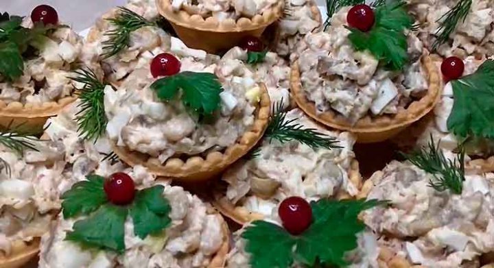 Тарталетки з куркою та грибами на закуску у духовці