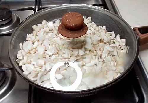 Тарталетки з куркою та грибами на закуску у духовці