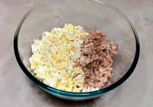 Тарталетки з куркою та грибами на закуску у духовці