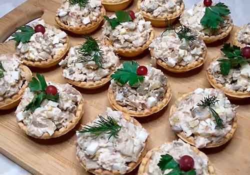 Тарталетки з куркою та грибами на закуску у духовці