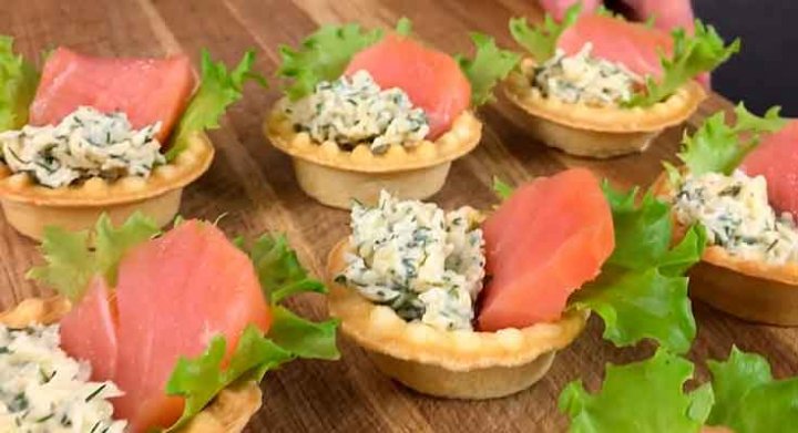 Тарталетки з куркою та грибами на закуску у духовці